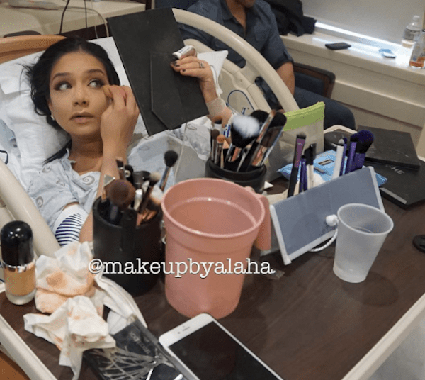 Beauty blogger si trucca in sala parto, è polemica su Instagram