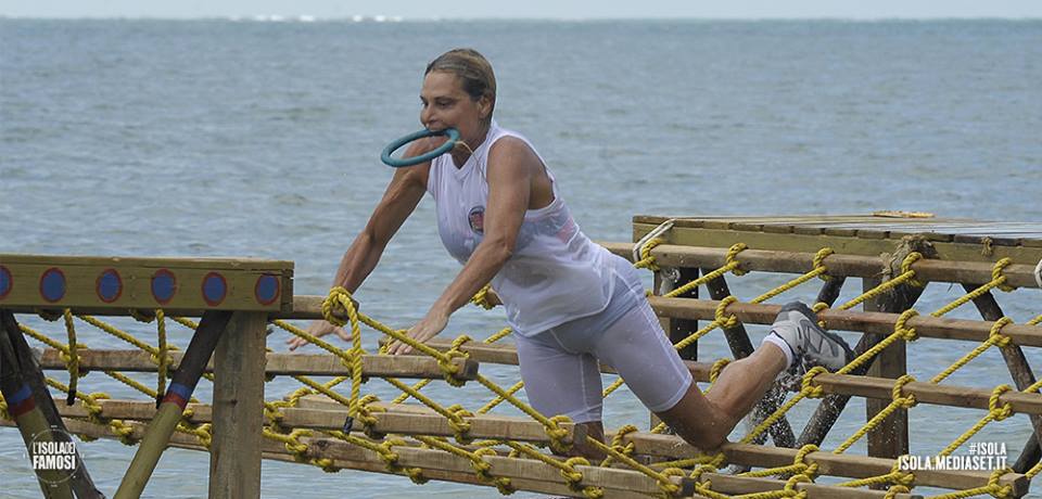 Isola dei famosi 2016, Simona Ventura si infortuna durante una prova [FOTO]