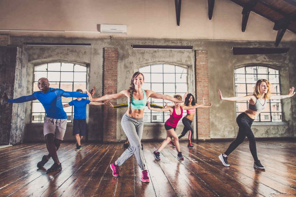 gruppo di persone che si allena insieme in palestra