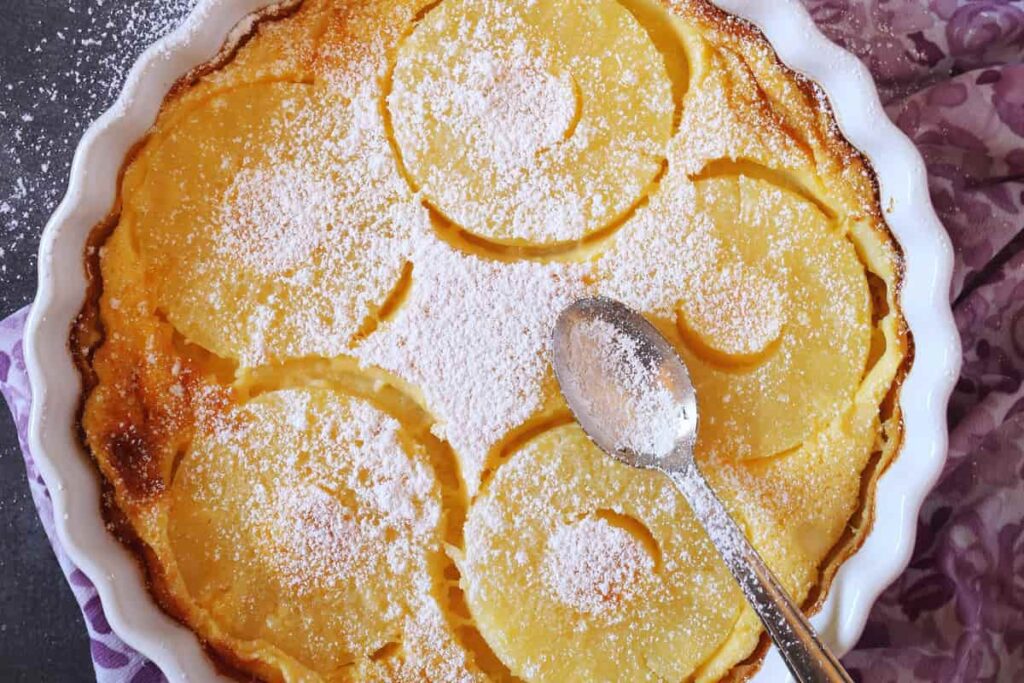 Clafoutis di ananas con zucchero a velo