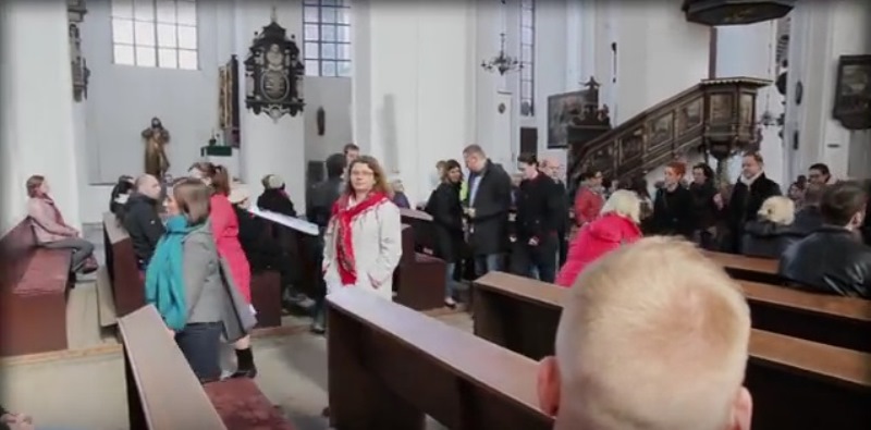 Polonia, prete contro l'aborto le fedeli lasciano la chiesa per protesta