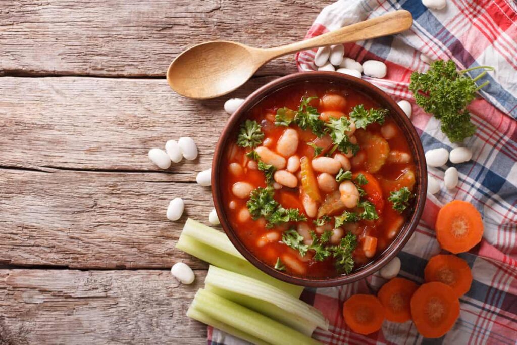 Zuppa di fagioli e pomodori con con verdure e spezie aromatiche 