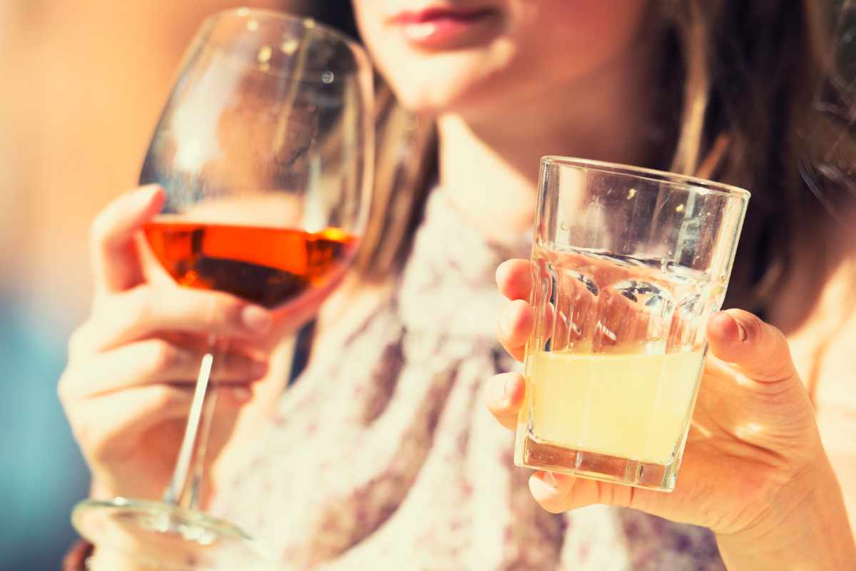 amiche bevono un aperitivo a dieta