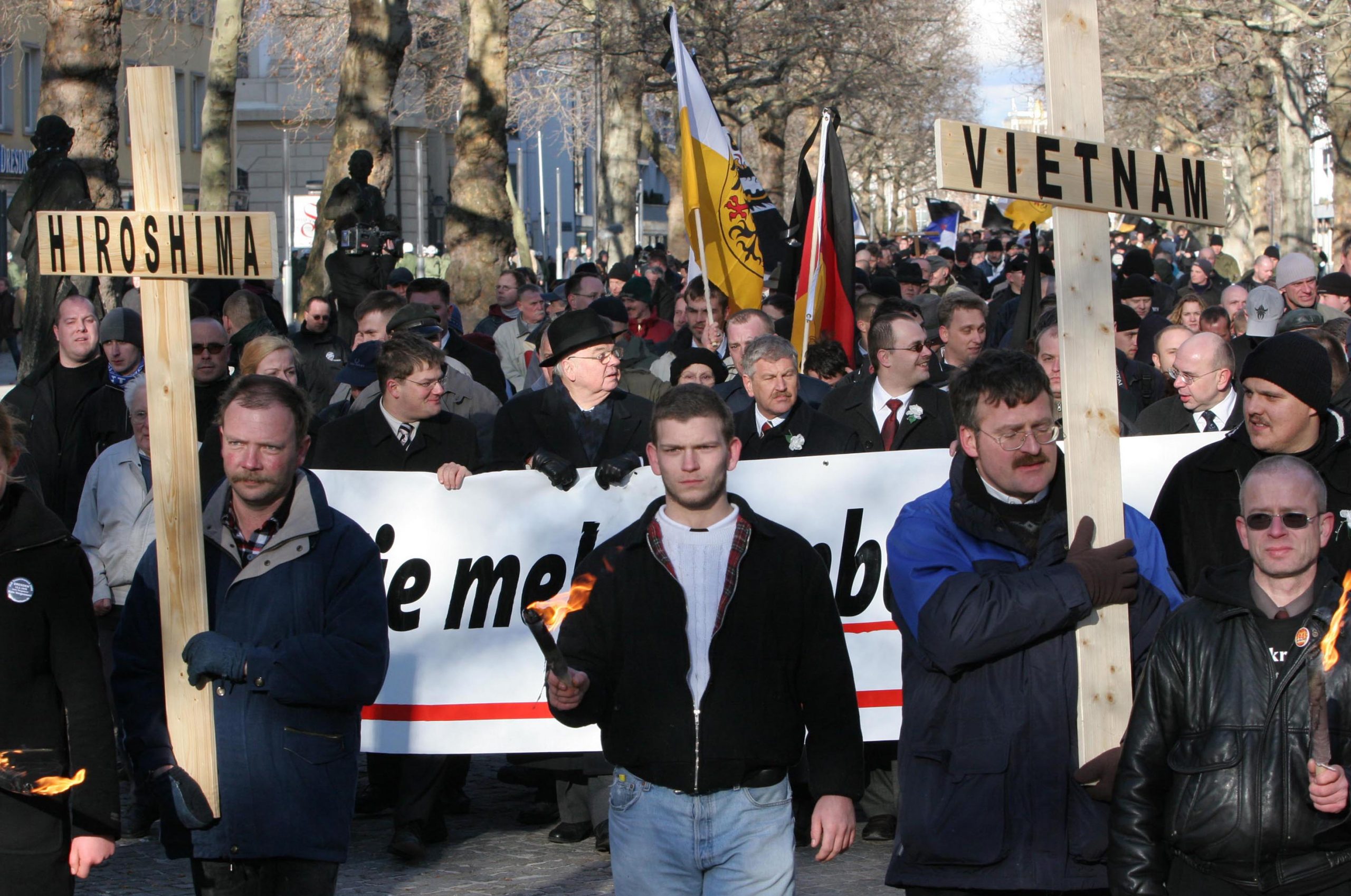 Svezia, una donna con il pugno chiuso ferma il corteo di 300 neo nazisti