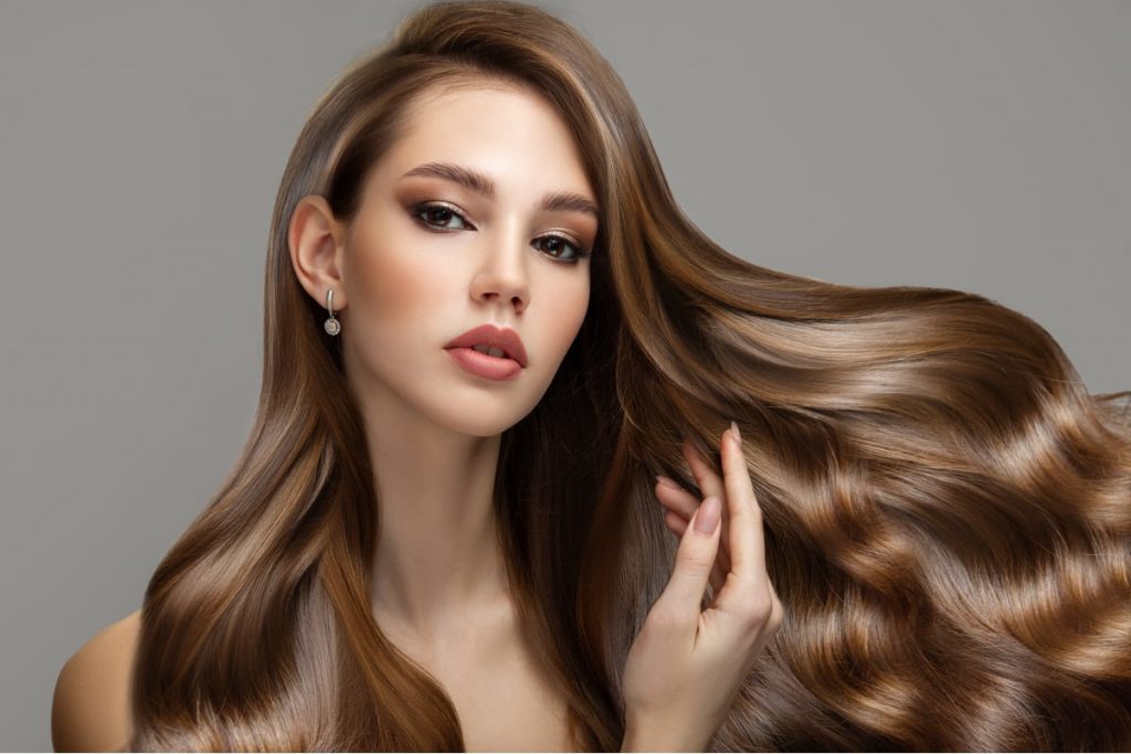 ragazza con capelli lunghi tinta naturale