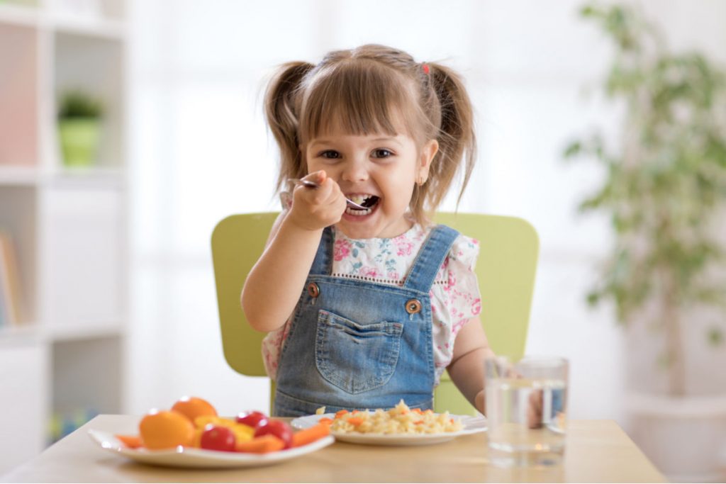 bambina che mangia