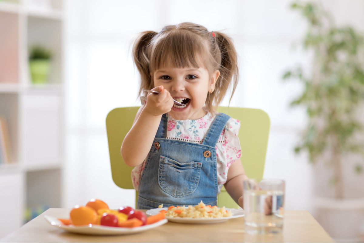 bambina che mangia