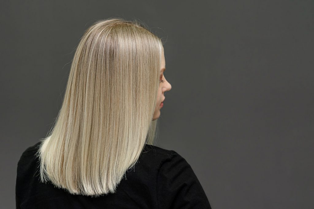 ragazza con capelli lisci e biondi