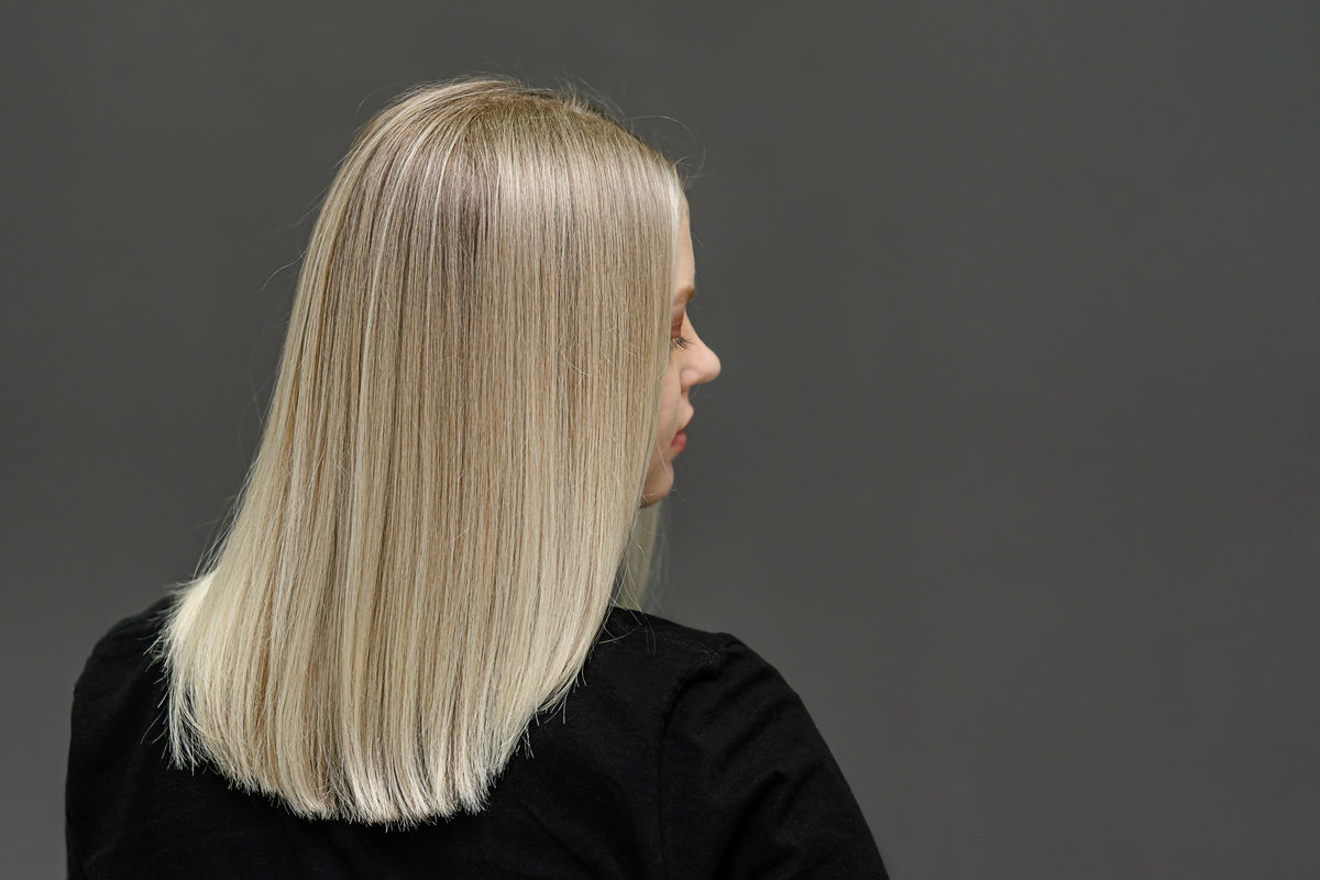 ragazza con capelli lisci e biondi