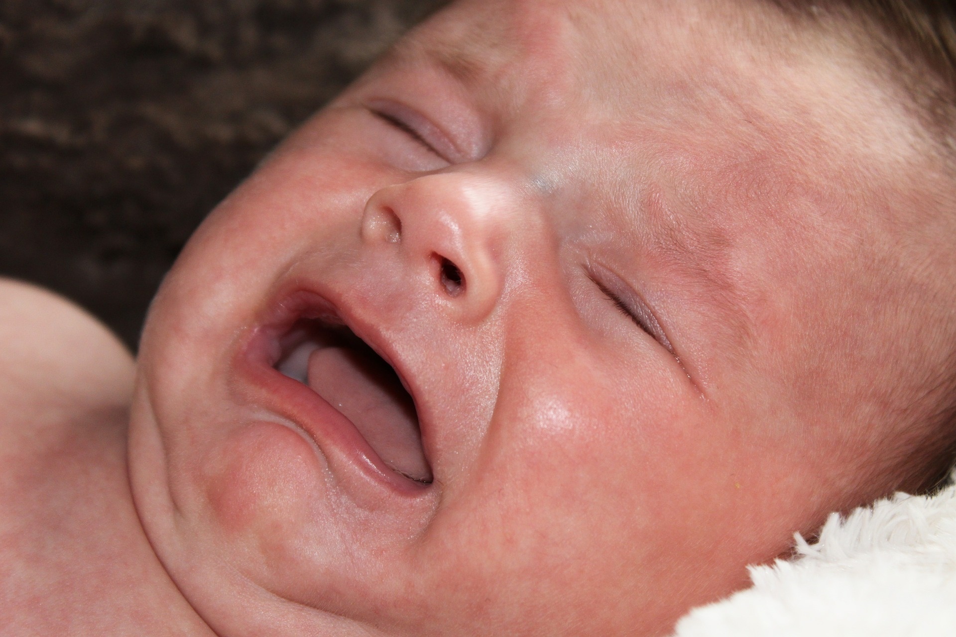 Dolore alle gengive nel neonato: i rimedi per i disturbi durante la dentizione