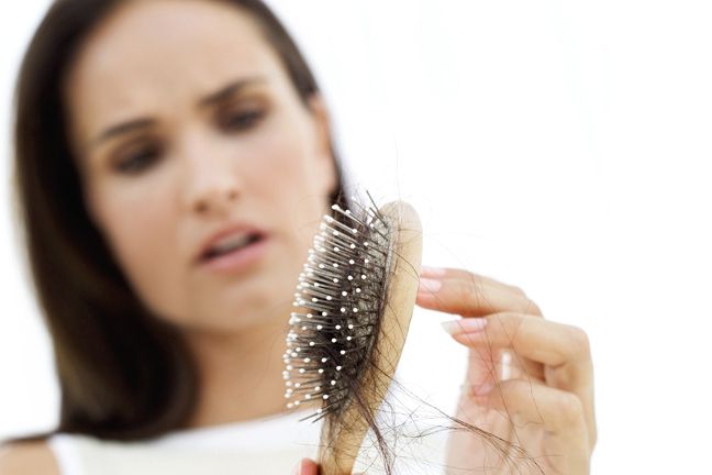 10 cose che fanno cadere i capelli