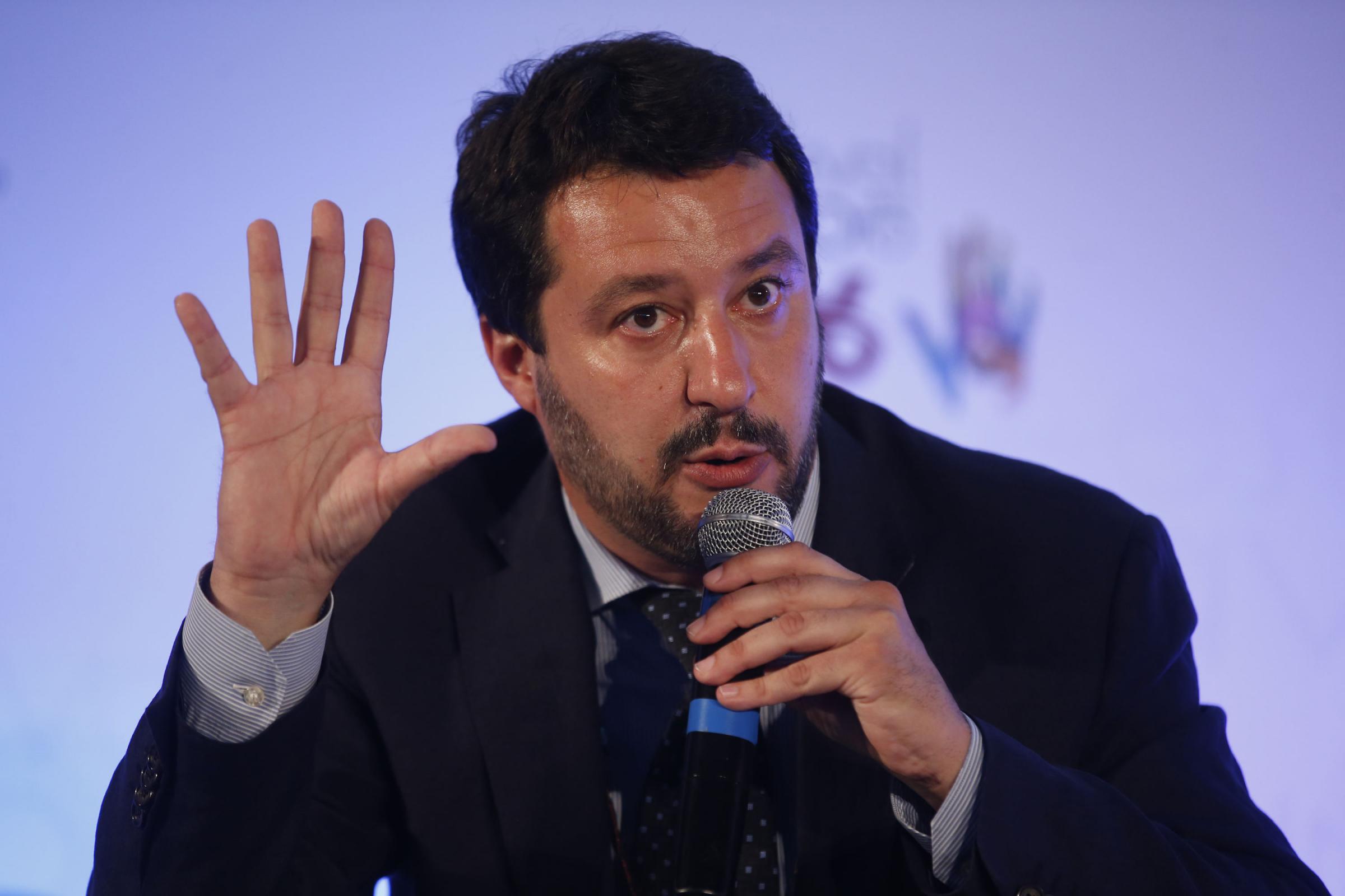 Lo show sessista di Salvini: saluta la bambola gonfiabile come sosia della Boldrini