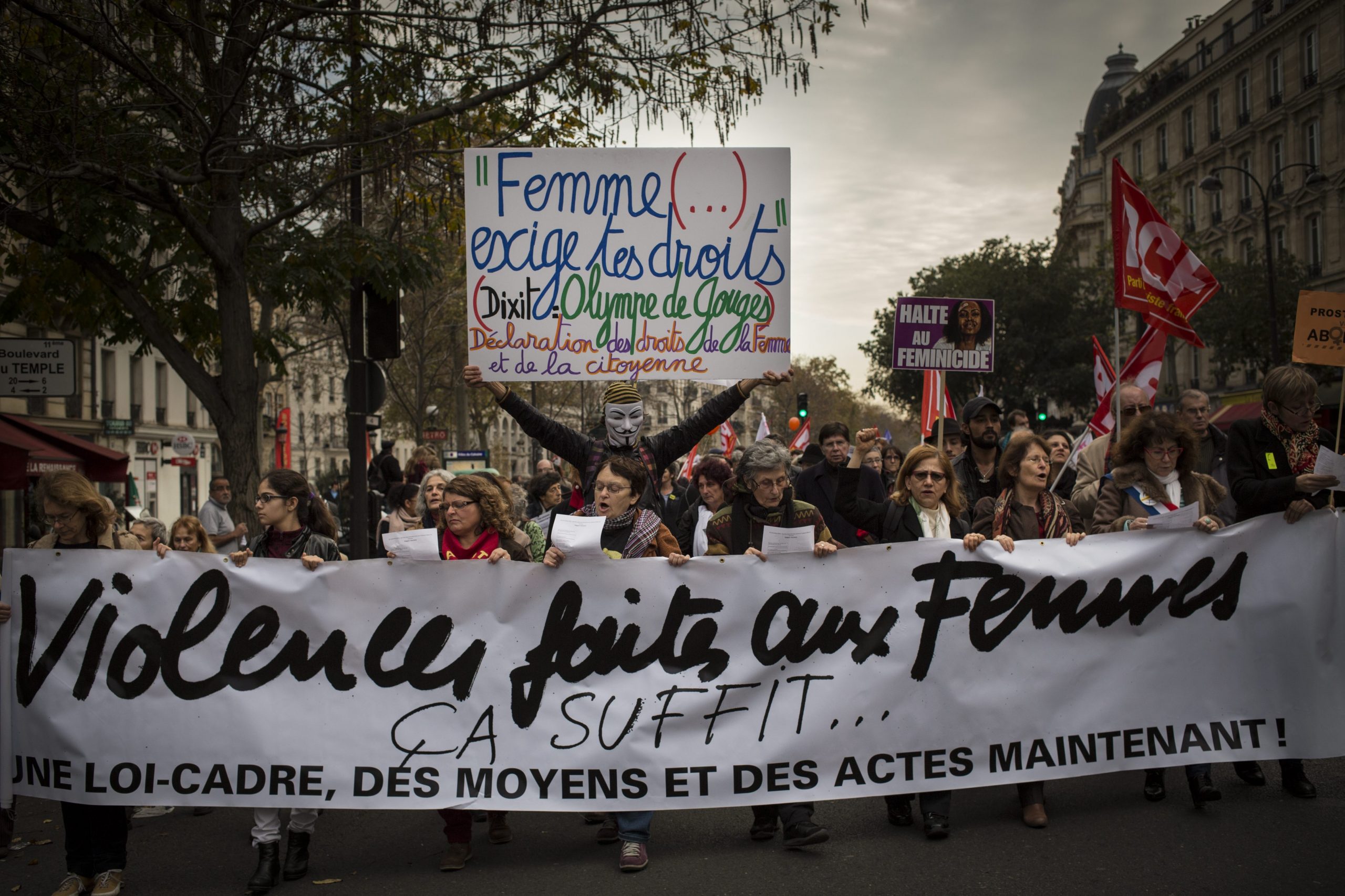 Parigi sfila contro la violenza sulle donne
