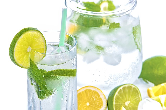 Acqua detox fai da te: ricette e consigli per depurarsi in estate