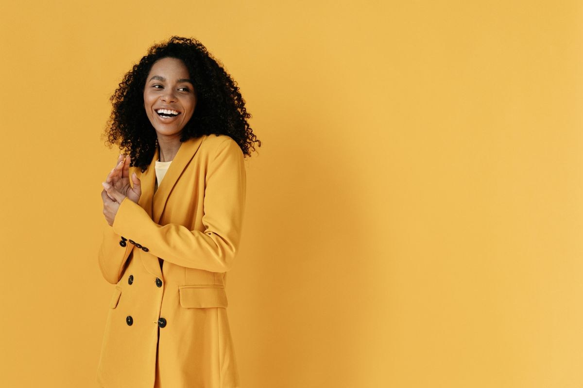 ragazza con tailleur giallo