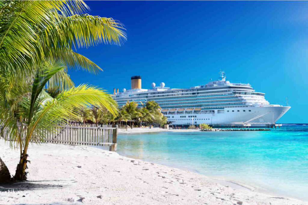 nave da crociera vicino a spiagge bianche caraibiche con palme verdi 