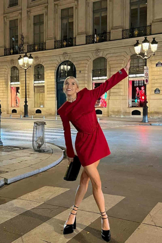 Caroline Daur con abito rosso e decollete nere con cinturini