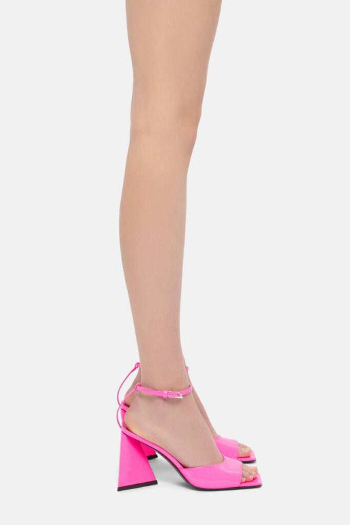 sandali rosa fluo con tacco largo e cinturino sulla caviglia