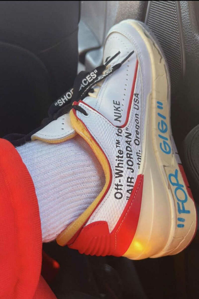 sneakers bianche con scritte Gigi Hadid