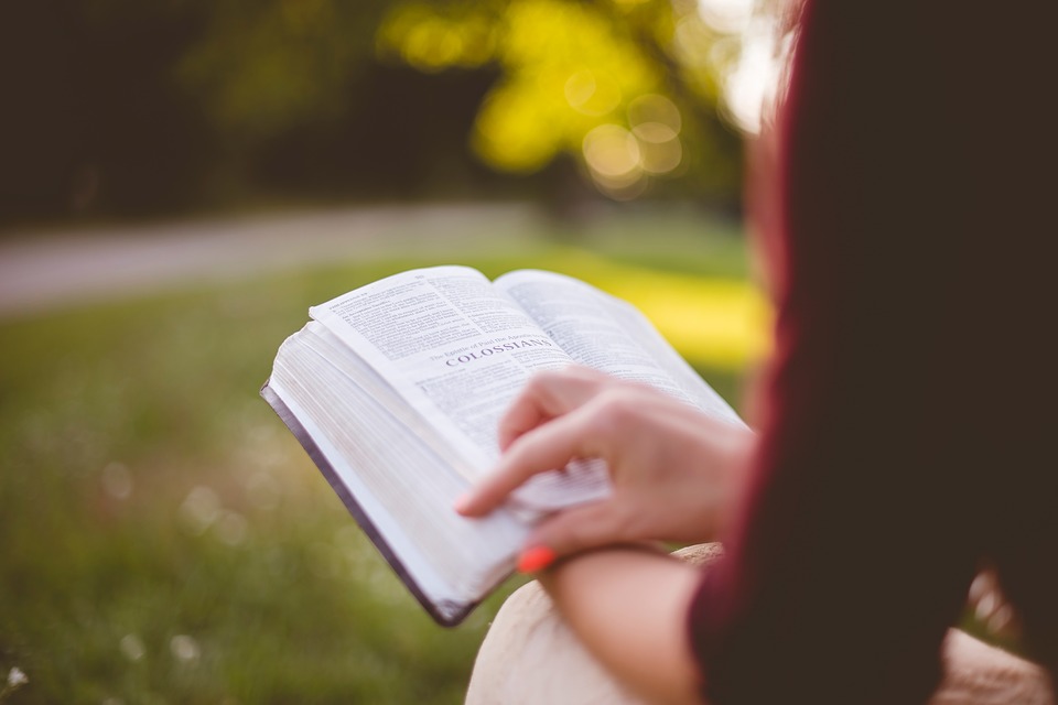 ragazza legge la bibbia
