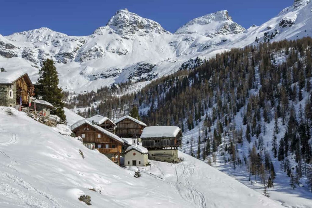 paesaggio di montagna innevato con baite 