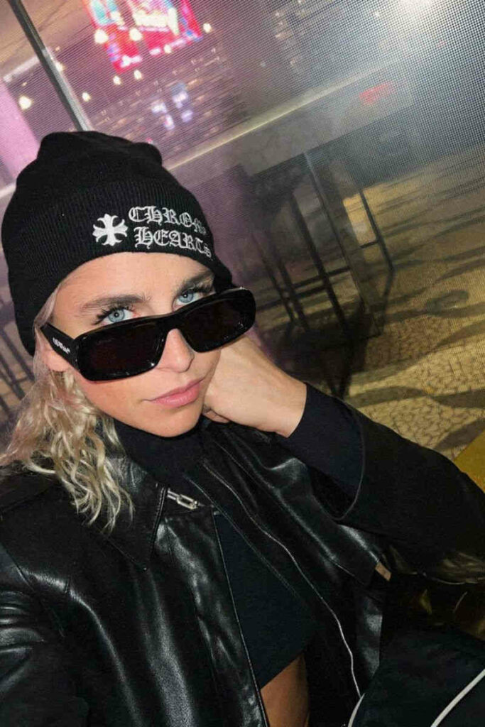 Caroline Daur cappello beanie in lana nero e occhiali da sole