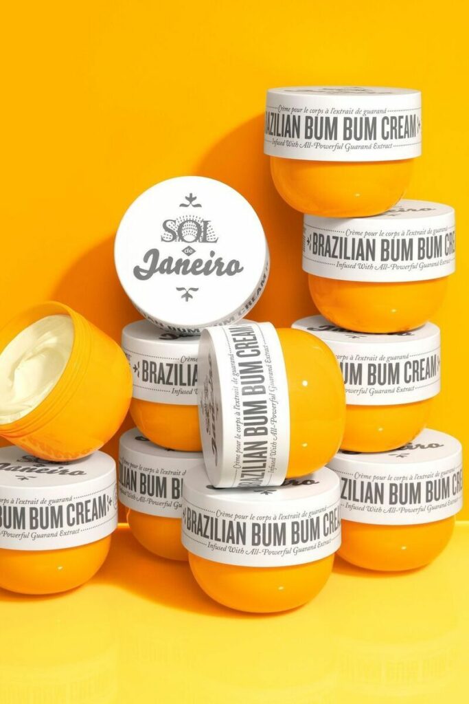 confezioni di crema corpo Sol de Janeiro su sfondo arancione