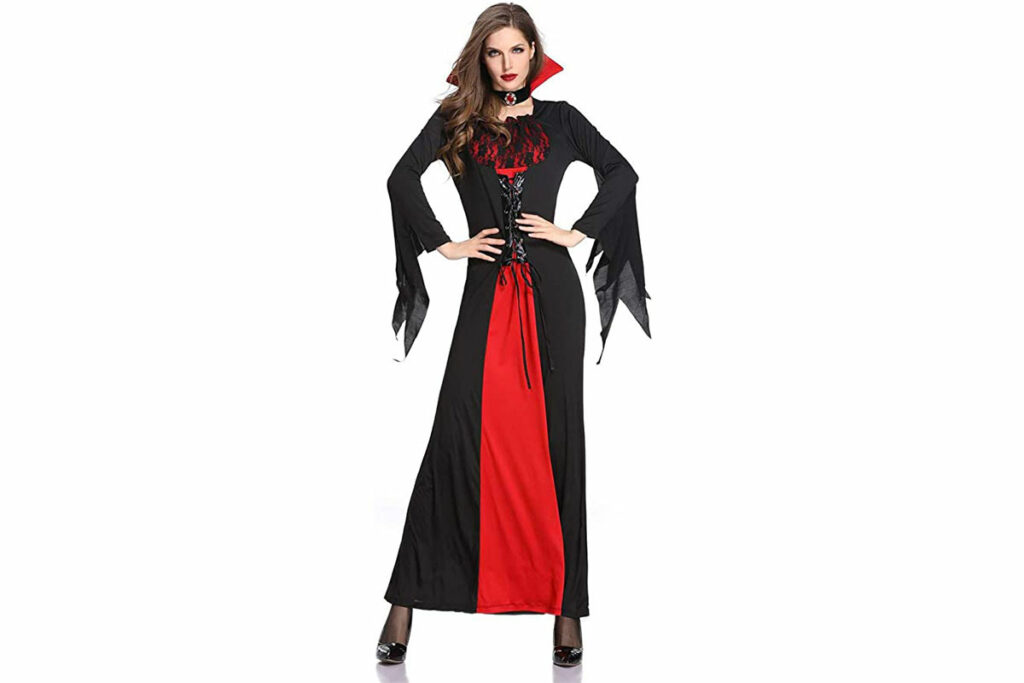 donna con costume da vampiro