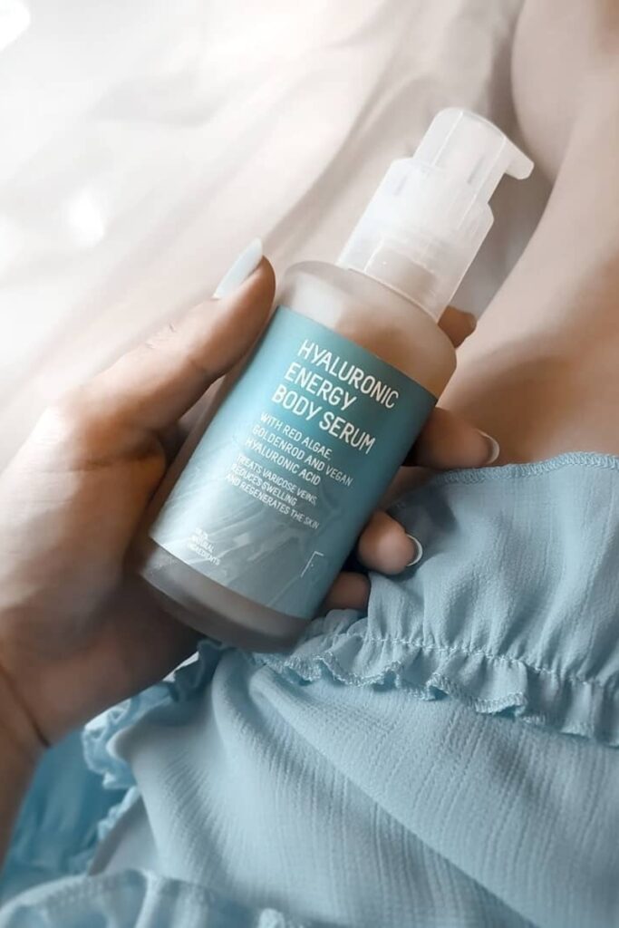 ragazza con in mano Hyaluronic Energy Body Serum di Freshly