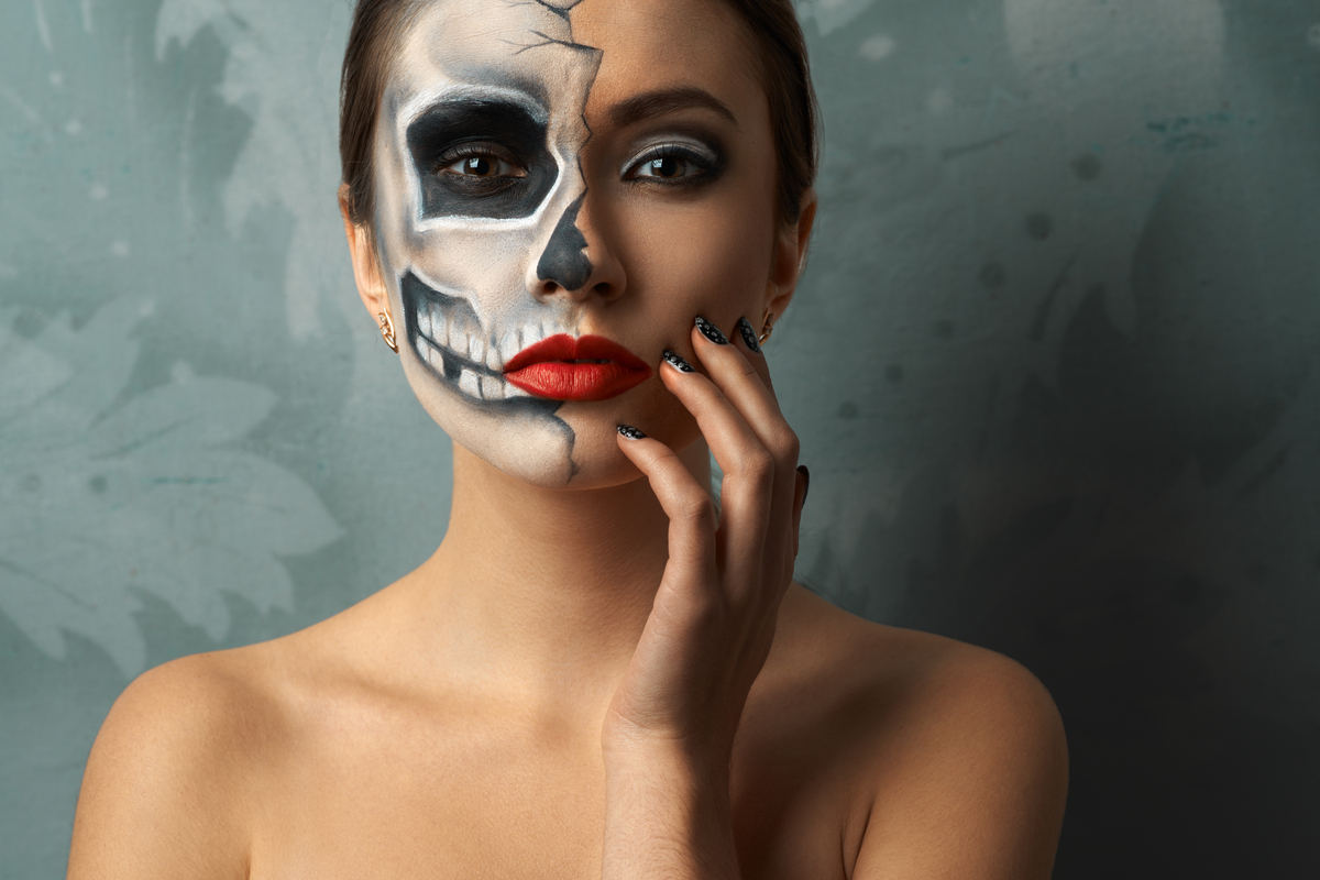 Come realizzare una faccia da scheletro: il trucco di Halloween più spaventoso