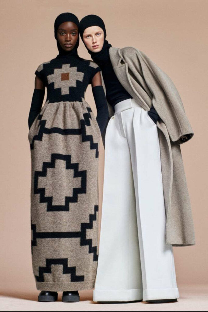 modelle Max Mara con abito pattern geometrico color tortora, pantaloni bianchi e cappotto grigio
