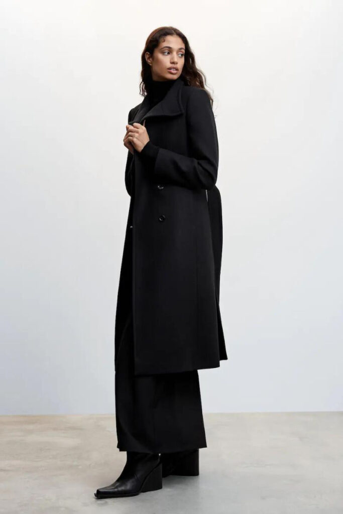 donna look total black con cappotto nero lungo