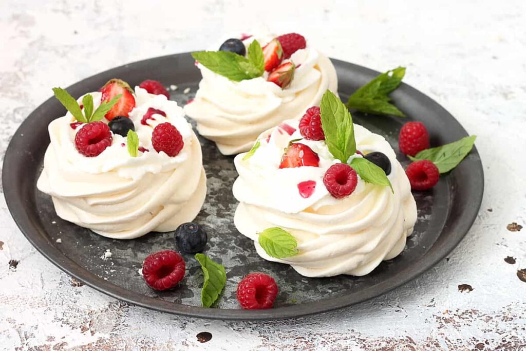 dolci al mascarpone con frutti di bosco