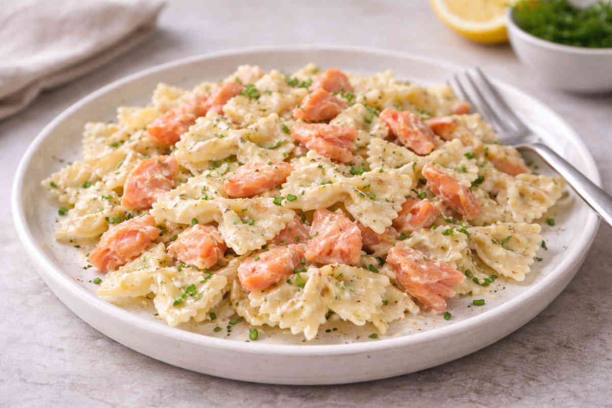 Piatto di farfalle condite con il salmone affumicato
