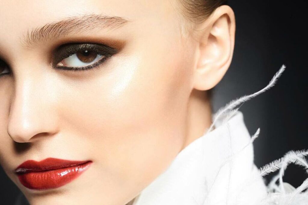 Scatto Lily-Rose Depp con make-up dark e base perfetta