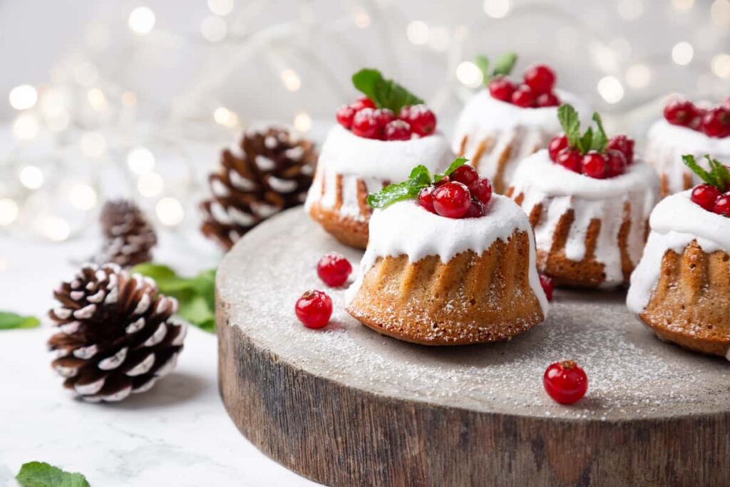 muffin di natale con frutti rossi e zucchero a velo
