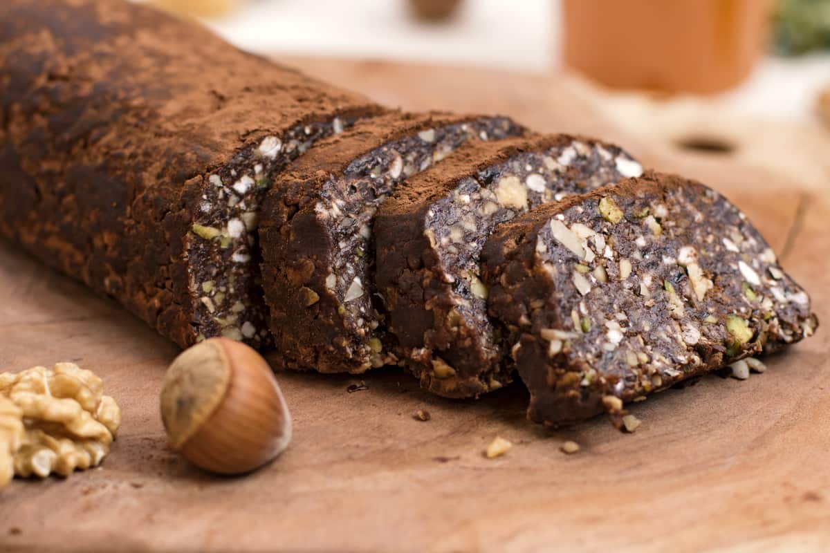 salame di cioccolato con noci e nocciole