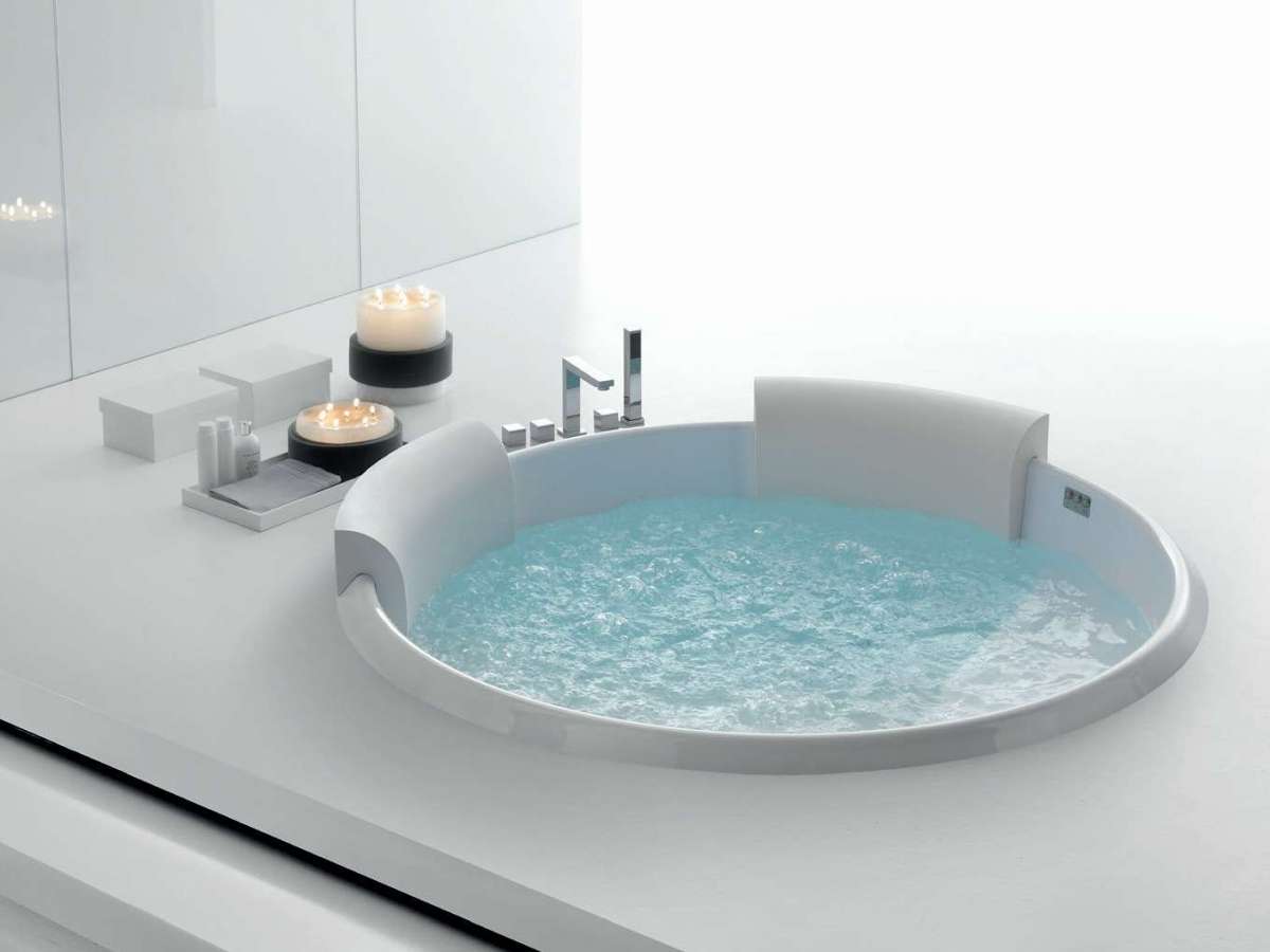 Come scegliere la vasca idromassaggio: consigli e soluzioni per ogni stile di bagno [FOTO]