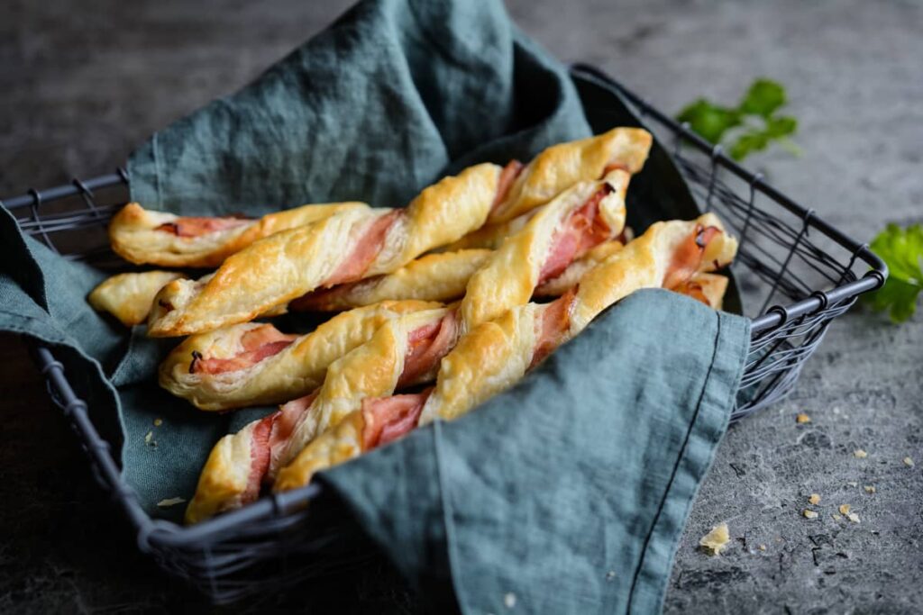 grissini di pasta sfoglia ripieni con prosciutto e formaggio