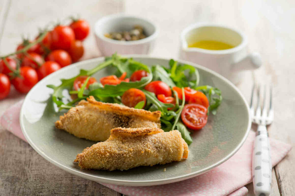 piatto con insalata e involtini di pesce spada alla messinese