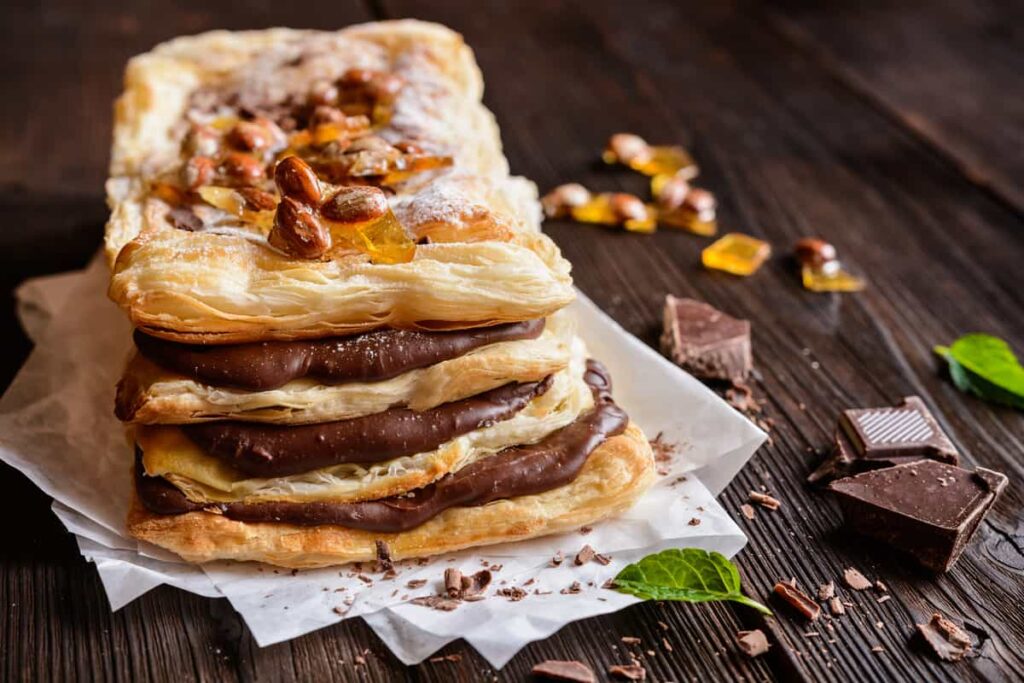 millefoglie con pasta sfoglia cioccolato caramello salato e mandorle