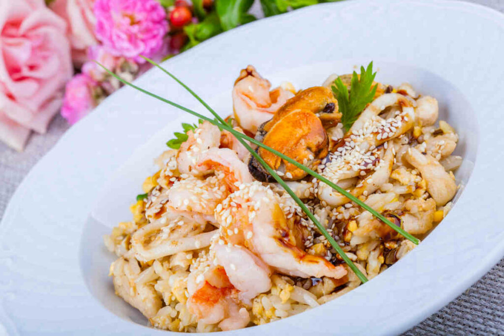 piatto fondo con risotto ai frutti di mare in bianco