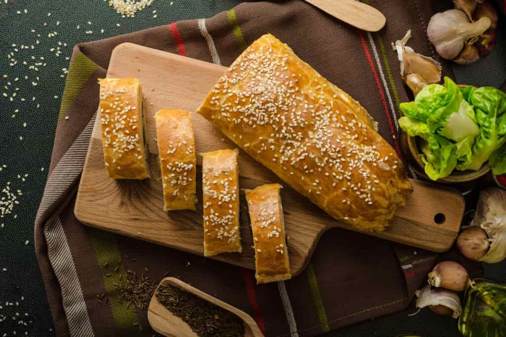 rotolo di pasta sfoglia ripieno con sesamo