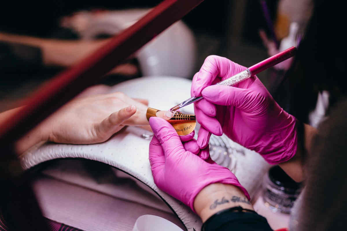 Manicure e unghie che si spezzano