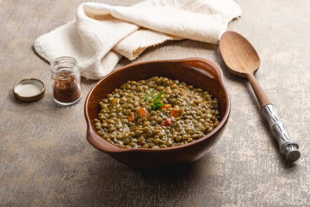 scodella con zuppa di lenticchie