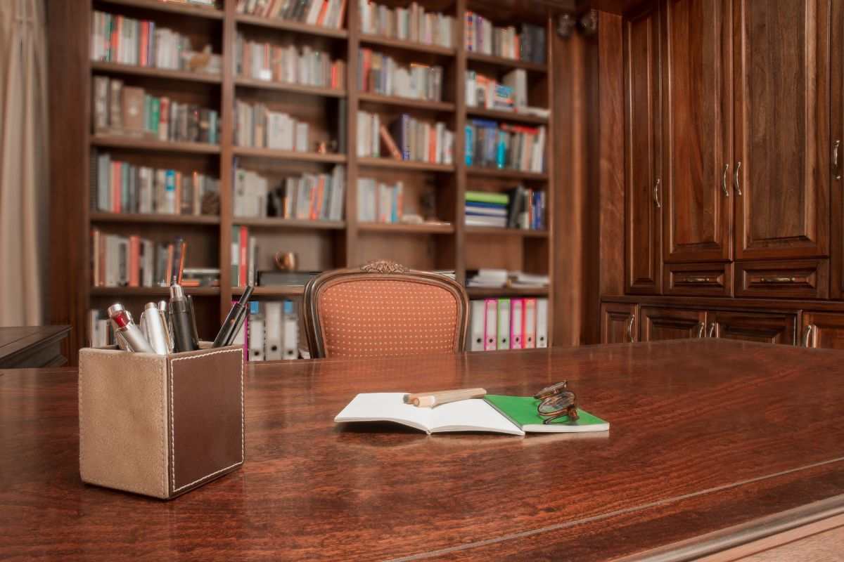 scrivania con sedia e libreria