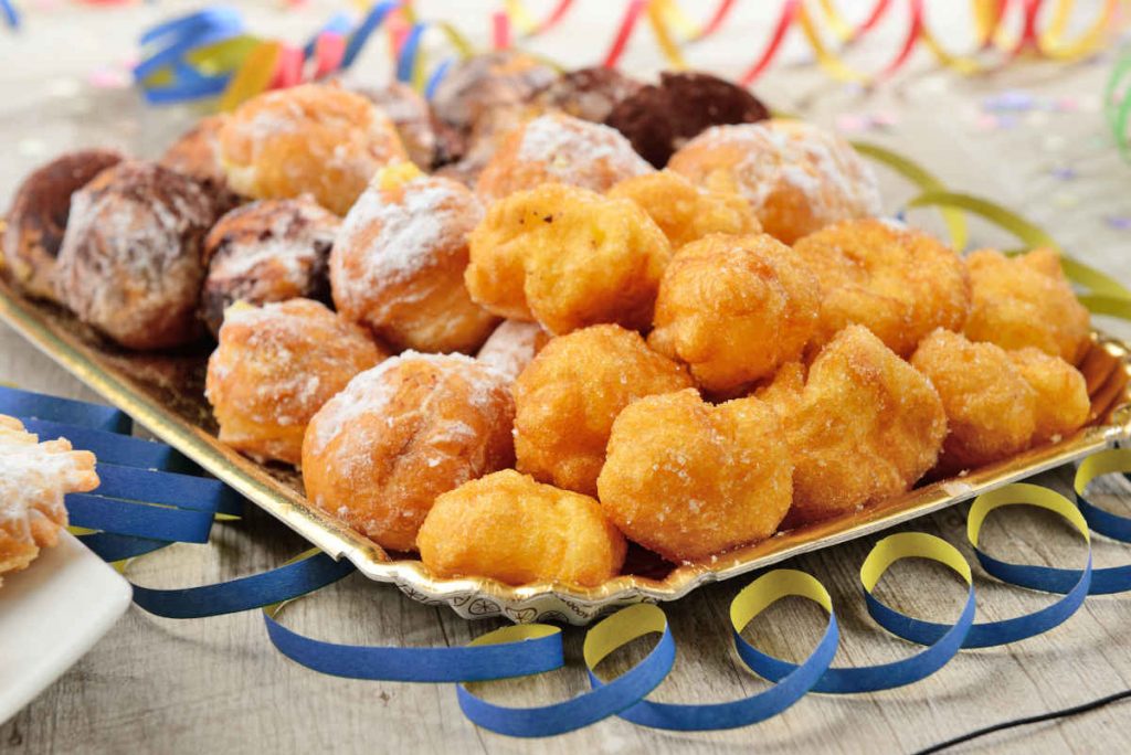 vassoio con dolci di carnevale fritti