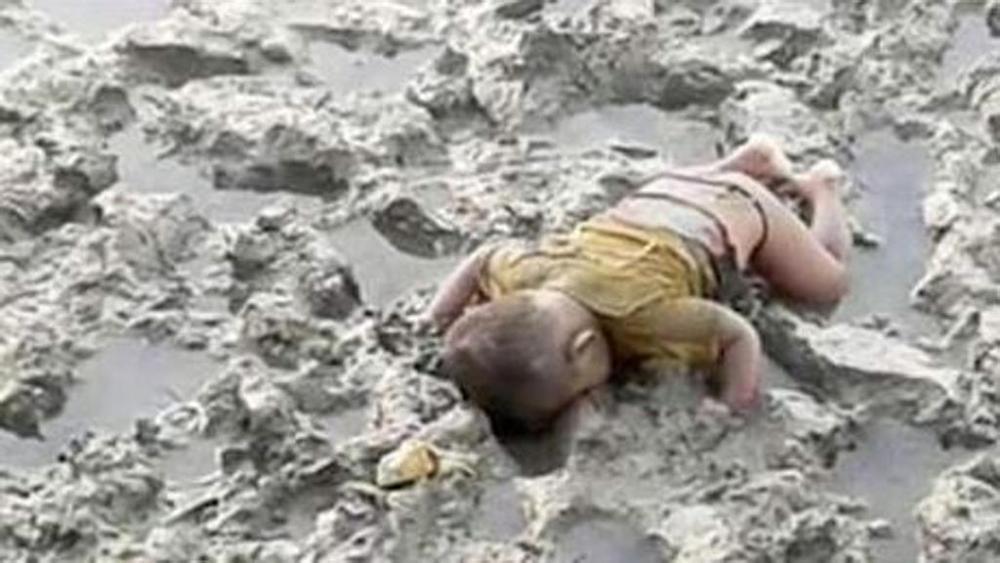 Birmania, la foto del bambino Rohingya morto nel fango fa il giro del web: Mohammed come Aylan