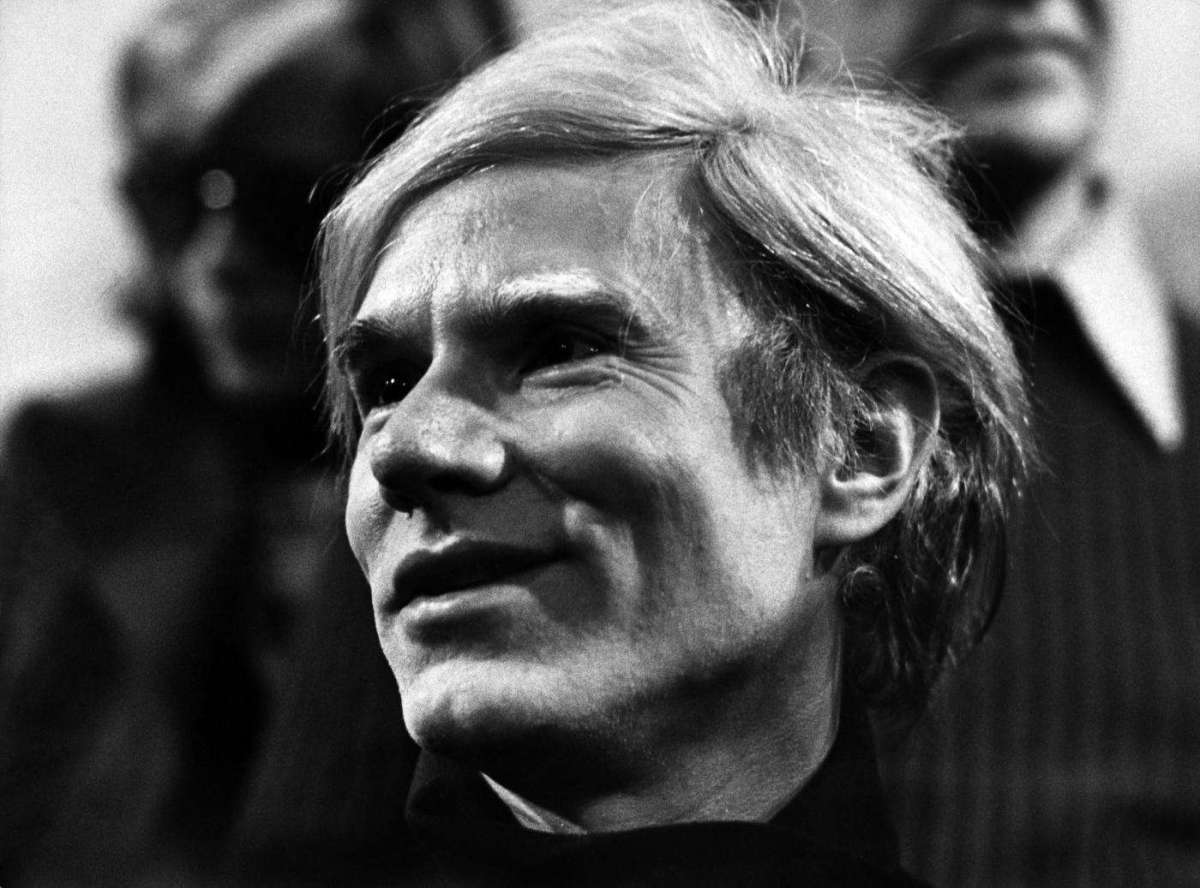 Andy Warhol, la biografia e le opere dell’artista che ha inventato il pop [FOTO]