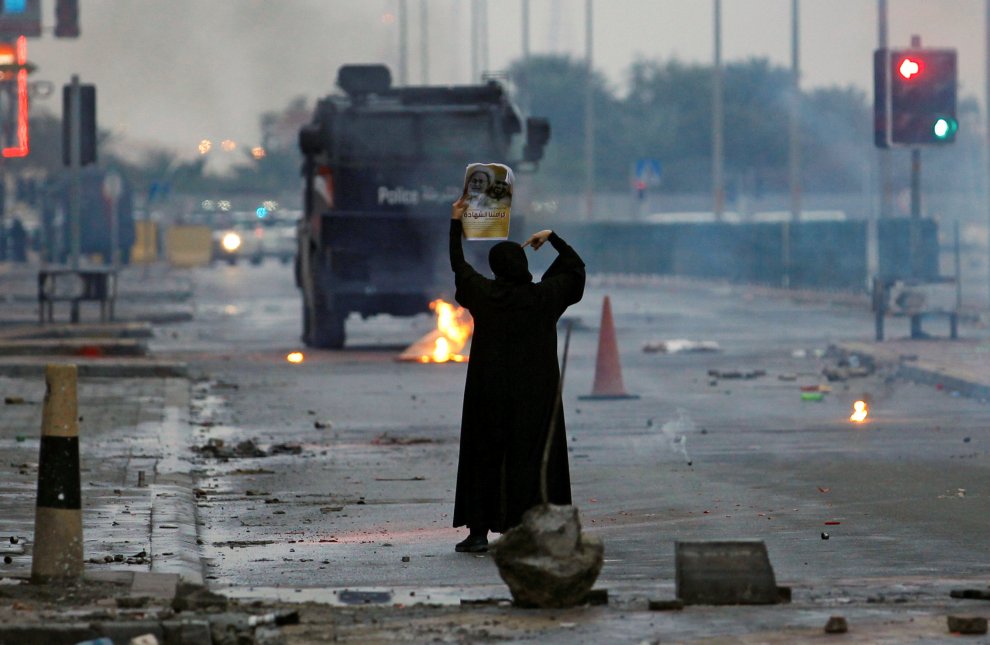 Bahrein, la donna simbolo degli scontri di San Valentino: sola contro la polizia